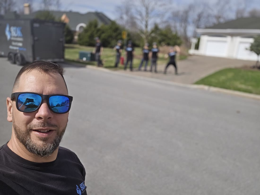 L'équipe de SDK Paysagement Inc. au travail dans un quartier résidentiel